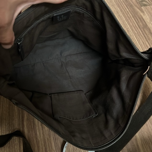 A 241 - π―% authentic Gucci crossbody bag - Picture 10 of 15